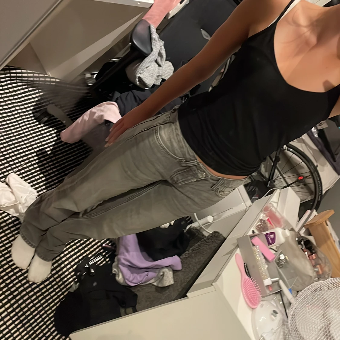 Grå raka jeans med låg midja