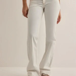 Vita bootcut jeans från Nelly - Snygga vita jeans med bootcut passform och coola kontrastsömmar. Byxorna är helt nya och aldrig använda. Är ifrån Nelly, low waist modellen med bootcut. Lappen finns kvar och de ligger i sin original förpackning! Köpta för 699 men säljer för 550!