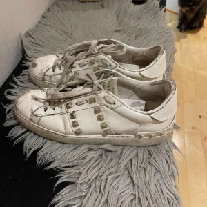 Valentino Rockstud vita sneakers - Säljer mina Valentino skor då jag har andra jag använder. Dom rengörs innan jag postar!