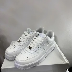 Nike Air Force 1 storlek 42 - Säljer ett par nya fräscha Nike Air Force 1 Low Triple White sneakers i storlek 42