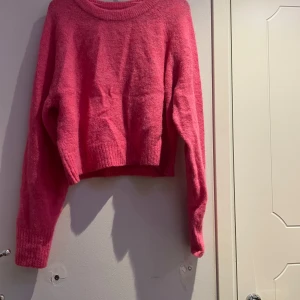 Rosa stickad tröja från C.W.  - Säljer en fluffig och mjuk rosa stickad tröja från C.W. i storlek S. Tröjan har en rund halsringning, ribbade muddar och är lite croppad i modellen. Perfekt för dig som gillar färg och vill ha en cozy vibe i garderoben. Använd fåtal gånger. Ser inte använd ut. Pris kan diskuteras 