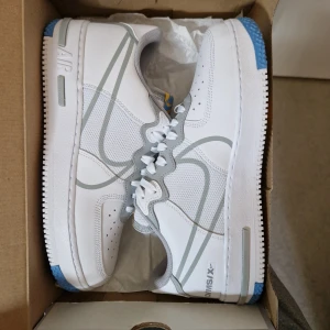 Oanvända Nike Air Force 1 React EU44  - Helt nya i original låda. EU44 (28 cm). Går för ca 2800 kr online. Mitt pris 2000 kr. Modellen har en rejäl react innersula som gör den till de bekvämaste Air Force varianten någonsin. Skickas spårbart och försäkrat. OBS: inga byten eller returer