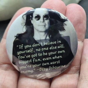 Pin - Ozzy osbourne  - Den här pinsen med bild på Ozzy är ca 4.3 × 4.3 cm. Speglingar på pinsen kan synas på bilderna. 
