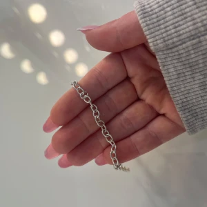 Klassiskt silverfärgat armband - Snyggt armband i silverfärg med kedjelänkar som ger en stilren och modern vibe. Lätt att justera och passar de flesta handleder. Osäker vart den är köpt ifrån men kommer inte mer till användning. Kontakta gärna innan köp!