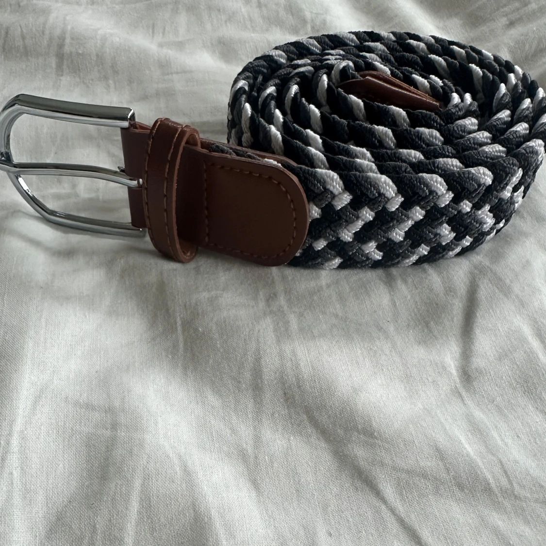 Svart, vit och grå färjat bälte 