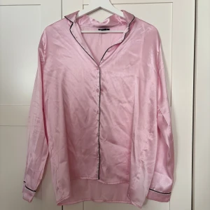 Rosa satinpyjamas set - Skjorta och byxor. Aldrig använt