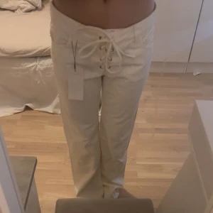 Vita jeans  - Säljer dessa jätte fina vita lågmidjade jeansen från Zara som är slutsålda.