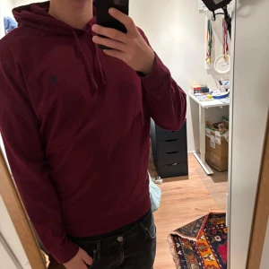 Ralph Lauren Hoodie - Tja, säljer en Ralph Lauren hoodie. Skick, 8/10. Storlek M passar M o L. Nypris 1500, mitt pris är 579. Hör av dig vid frågor o funderingar!