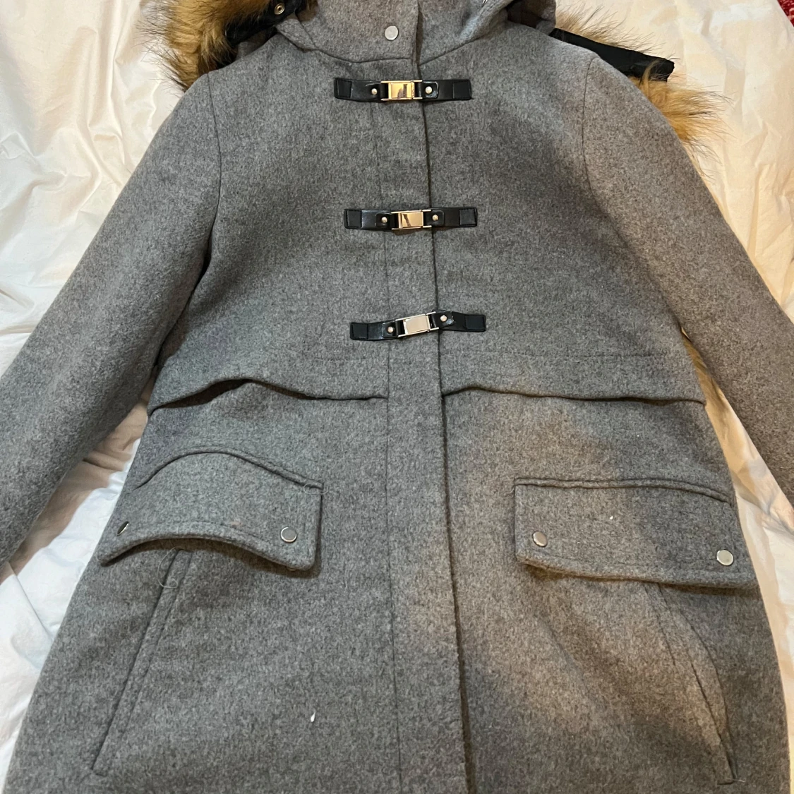 Grå kappa med fuskpäls och spännen med huva 