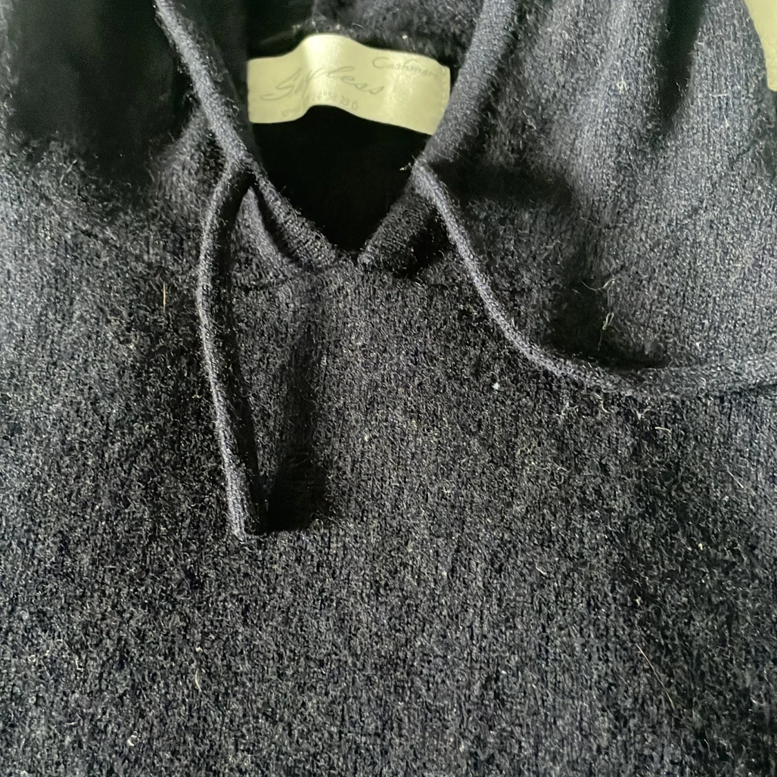 Mörkblå kashmirhoodie från Sayless - 3