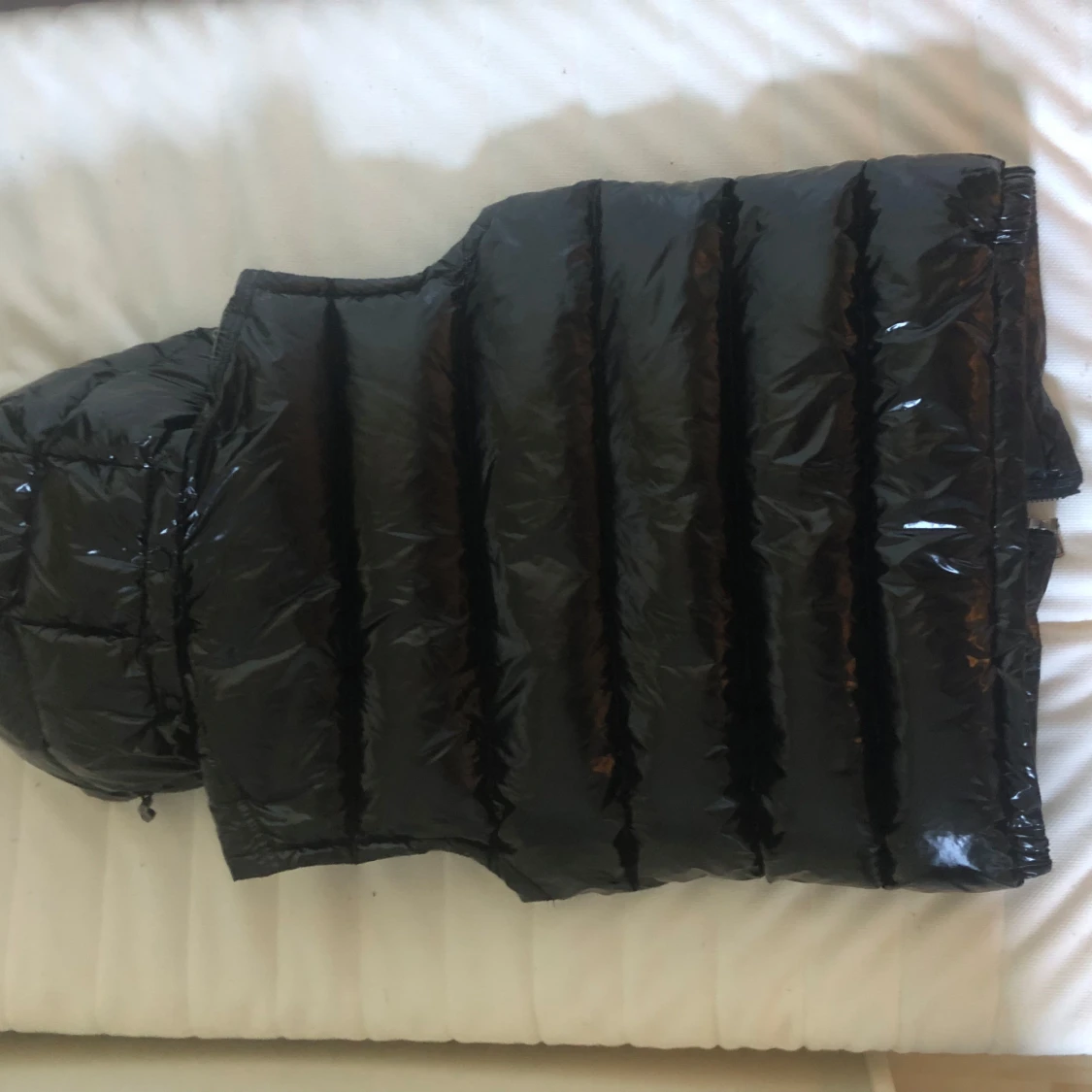 Svart dunväst från Moncler med huva - 2