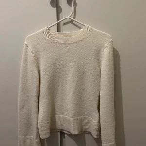 Vit stickad tröja - Säljer en mysig vit stickad tröja som inte kommer till användning, säljer då jag redan har såå många likadana🤗