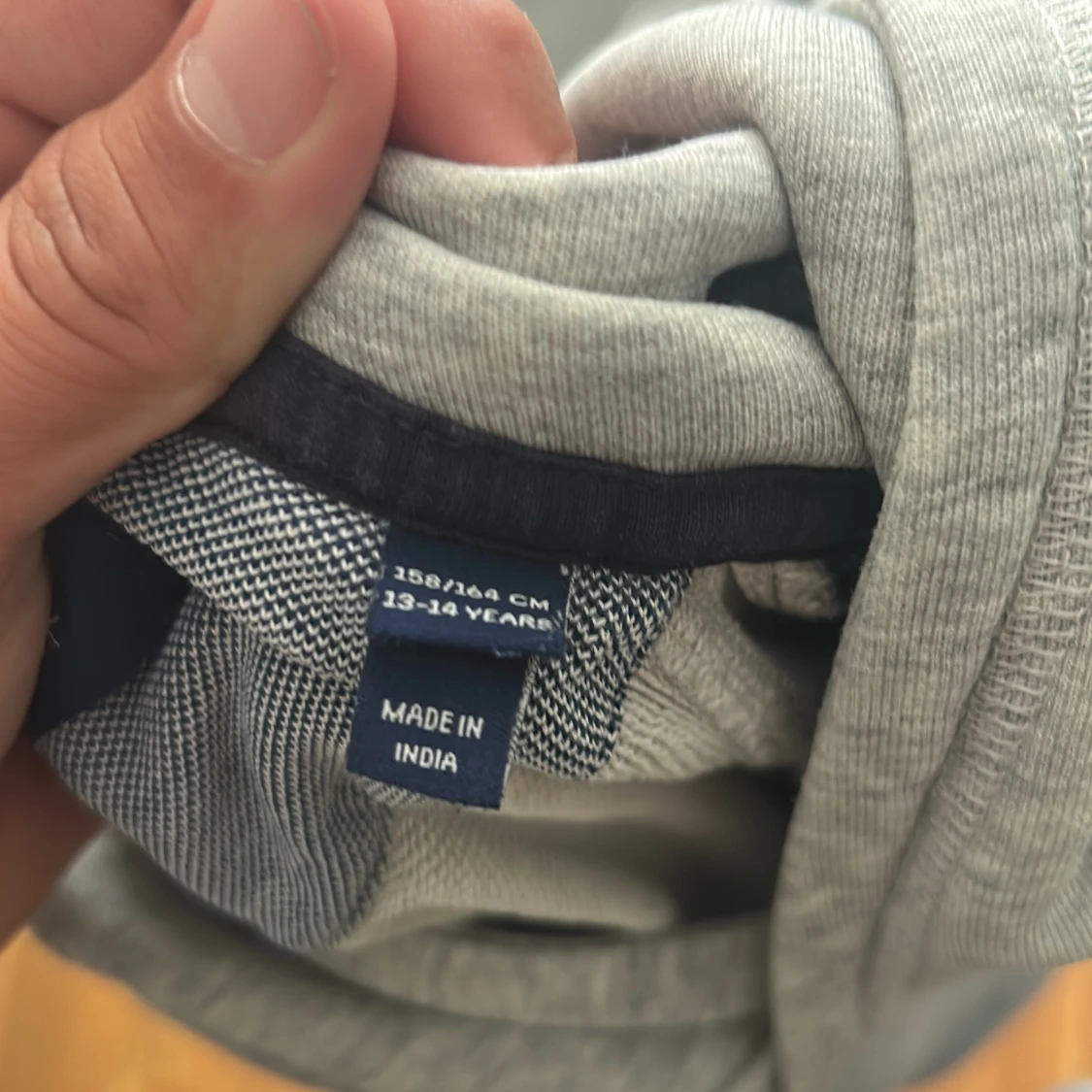 Grå hoodie från GANT med logoband - 2