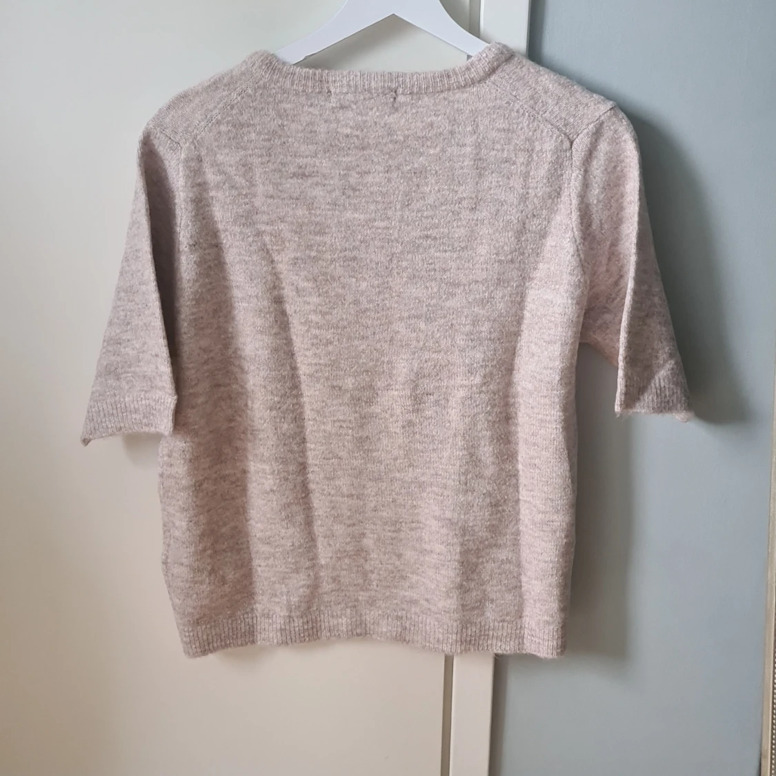 Beige kofta med pärlknappar från 157 - 1