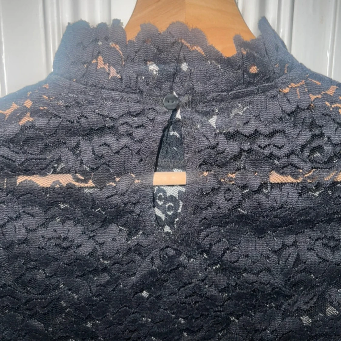 Svart spetsblus med hög krage - 1