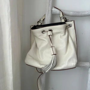 Vit bucket bag i äkta skinn - Vit väska i äkta läder från Zara. 