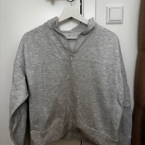 Grå half zip sweatshirt från ASOS DESIGN - Mysig grå sweatshirt från ASOS DESIGN med half zip-dragkedja och hög krage. Tröjan har en relaxed fit och är tillverkad i mjuk bomullsblandning, perfekt för chill dagar. Långärmad och enkel att matcha med jeans eller leggings.
