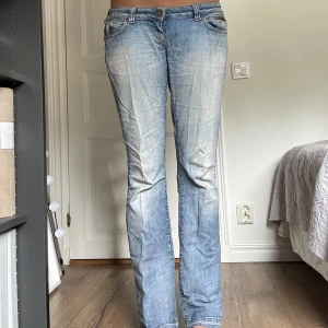 Ljusa lowwaist jeans  - Ljusa super lowwaist jeans från only. Det är insydda i midjan (se bild). Midjemått: 45cm ytterbenslängd: 101cm innebenslängd: 85cm