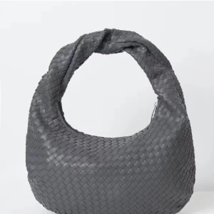 Svart flätad axelväska i skinn - Grå väska från gina, använd fåtal gånger så fof i fint skick🖤🩶billigare vid snabb affär