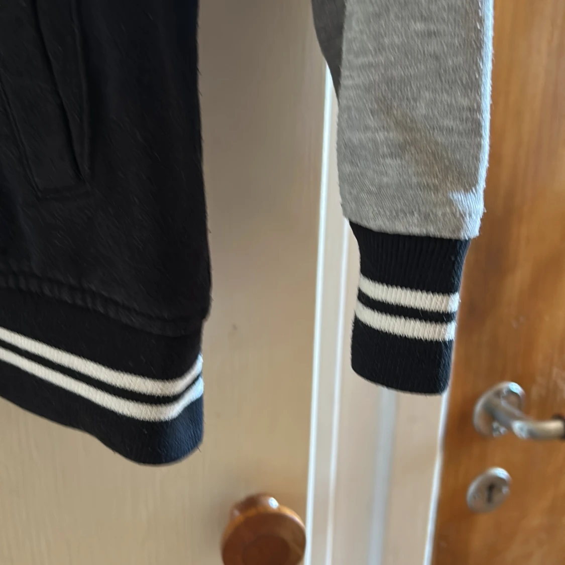 Svart och grå bomberjacka med emblem - 2