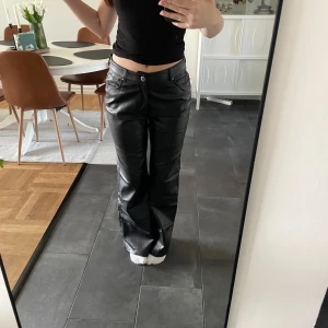 Skinnbyxor - Snygga byxor i skinnimitation som är lågmidjade med skönt tyg på insidan, endast använda fåtal gånger. 💕