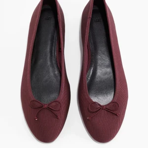 Vinröda ballerina skor 🍷 - Säljer mina helt nya ballerina skor i vinrött/burgandy. Skitsnygga men för små för mig