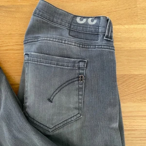 Dondup  - Gråa Dondup jeans i storlek 32 men passar även större. Mycket fint skick förutom en pytteliten lös tråd orsakad av katt och att en lapp inuti har flagnat. De är uppsydda i längd och bredd. 