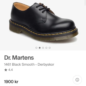 Dr. Martens 1461 Black Smooth - Säljer ett par klassiska Dr. Martens 1461 Black Smooth med rund tå och platt sula. Skorna är svarta med den ikoniska gula sömmen runt sulan och har snörning framtill. Tillverkade i slätt skinn med beige insida och robust gummisula. Perfekt för dig som gillar tidlös stil. Bra skick, knappt använda, några få märken som troligtvis går att få bort 