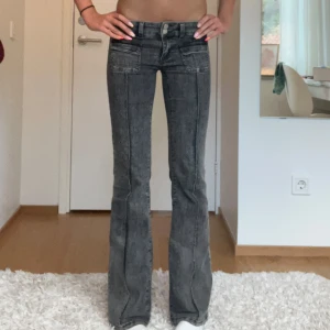 Grå low waist bootcut jeans🩶 - Säljer dessa snygga grå low waist bootcut jeans från Nelly💗Jättefint skick och passar perfekt nu till hösten och vintern. Midjemått:35x2 fast väldigt väldigt strechiga och innerbenslängd: 82cm. Kolla min bio för mina standards!