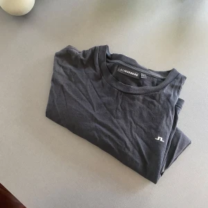 J.lindeberg T-shirt  - Säljer nu denna riktigt snygga j.lindeberg T-shirt i mörkblå, st s bara höra av er vid frågor eller funderingar😝