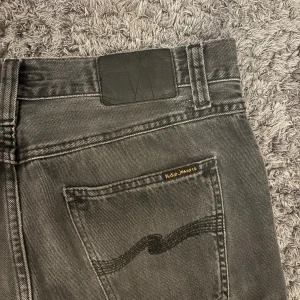 Gråa Nudie Jeans - Säljer ett par gråa nudie jeans i storlek 30/30! Så gott som nyskick, skriv vid frågor/funderingar 