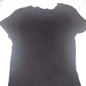 Svart ribbad t-shirt från H&M - Svart ribbad t-shirt från H&M Basic. Jötte mysig och skön! 