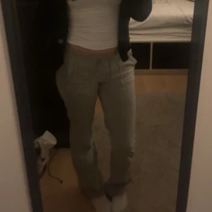 Grå mjukisbyxor Juicy Couture XS - Grå mjukisbyxor från Juicy Couture. används en del, har en fläck och ett litet hål men det syns knappt🥰💕