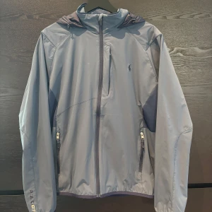 Polo Ralph Lauren Windbreaker Blue - Säljer en Windbreaker från Polo Ralph Lauren i färgen blå och i storleken LG