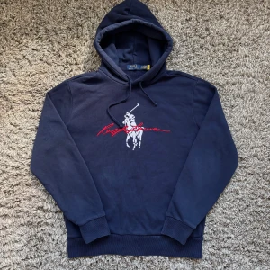 Ralph lauren hoodie - Säljer denna unika och feta Ralph lauren hoodien!⭐️Skick : 9,5/10 ( Äkthet är verifierbart)🤝Storlek S passar S!👍Hör gärna av er om ni har funderingar!🙌