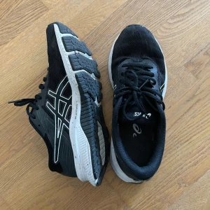 Asics dam - använda fåtal gånger, för små för mig. passar 38