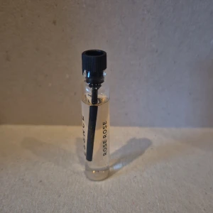 Rose Rose 2ml - Rose Rose 2ml från ESSNCE endast doftat på den. 45kr ny.