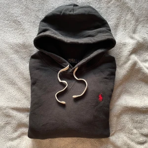 Polo Ralph Lauren Hoodie - Sjukt snygg Polo Ralph Lauren hoodie! 🙌Storlek = Large | Skick = 8.5/10 | Nypris över 2000kr, mitt pris = 499kr! 🙌Hoodien har inga deffekter och sitter hyffsat stort! Hör av er vid minsta fråga eller fundering! ⭐️