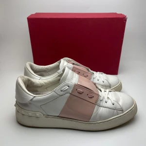 Valentino dam skor - Hej! Säljer nu dessa sjukt snygga Valentino skor. Skorna är i fint skick! Har ett begränsat antal boxar och dustbag! Hör gärna av dig vid frågor!