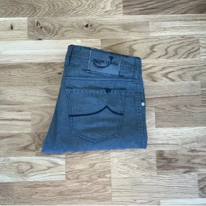 Jacob Cohën W32 - Säljer ett par riktigt feta Jacob Cohëns i storlek/waist 32.Detta paret är inte denim utan ett tyg material! Skriv vid minsta fråga!🙌