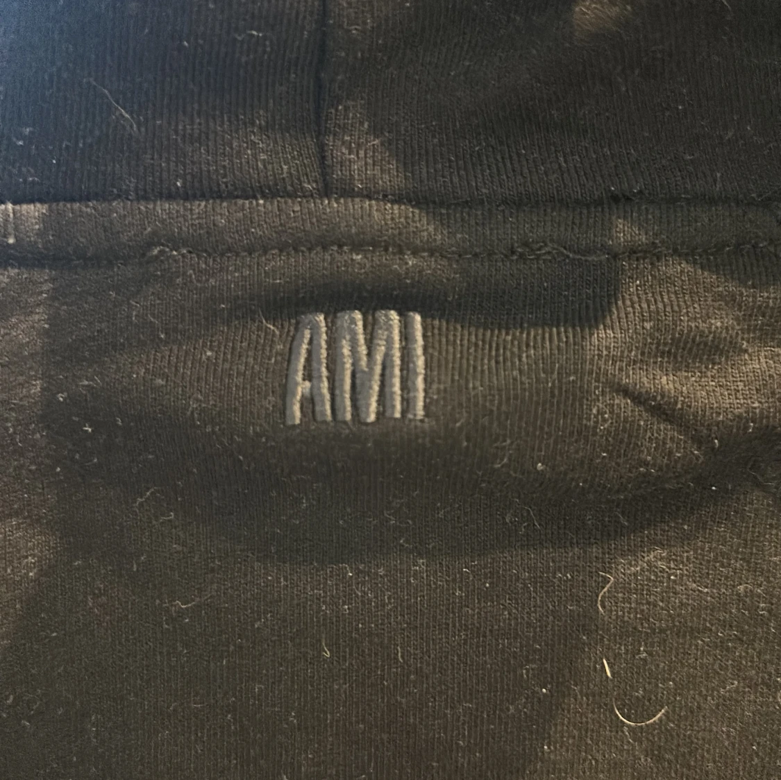 Svart hoodie från Ami Paris med röd logga - 2