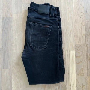 Nudie Jeans Lean Dean 28/30 - Hej! Säljer nu mina svarta Nudie Jeans i modellen Lean Dean (slim fit), och storleken 28/30. De sitter sjukt snyggt och har en fet tvätt! De är i utmärkt skick! Ordinarie pris: 1600 kr. Vid eventuella frågor eller funderingar är det bara att hojta till! 