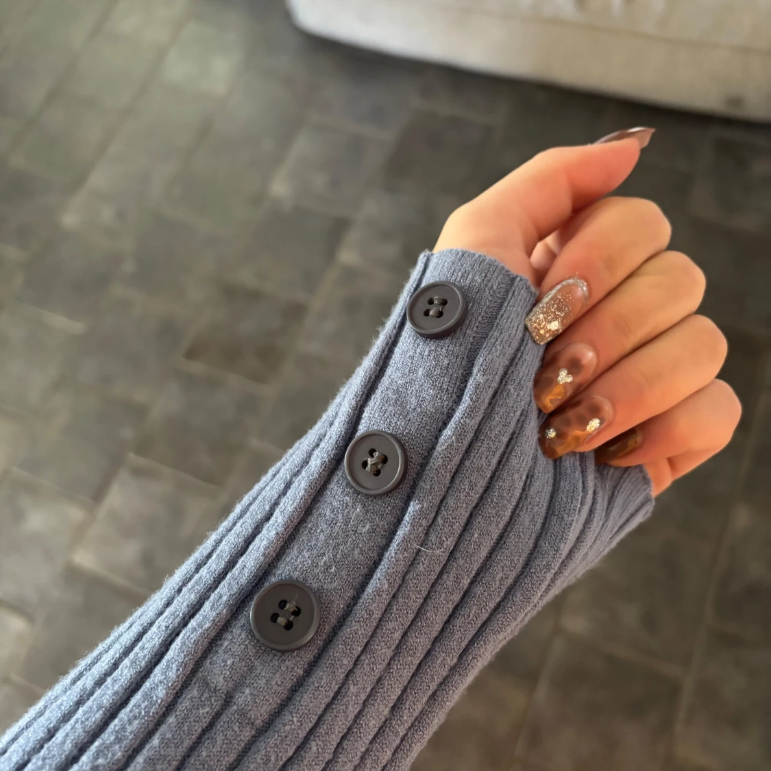 Blå ribbad kortklänning med knappar - 1