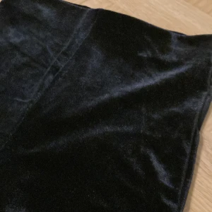 Svarta sammetsleggings från H&M XS - Leggings från HM i svart sammet. Storlek XS. Säljes pga för små. Hög midja. Använda 1 gång så i mycket fint skick. 