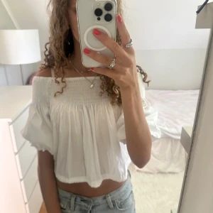 Vit Zara blus - Sååå snygg vit Zara blus!!💕Använd två gånger, passar xs-m🥰