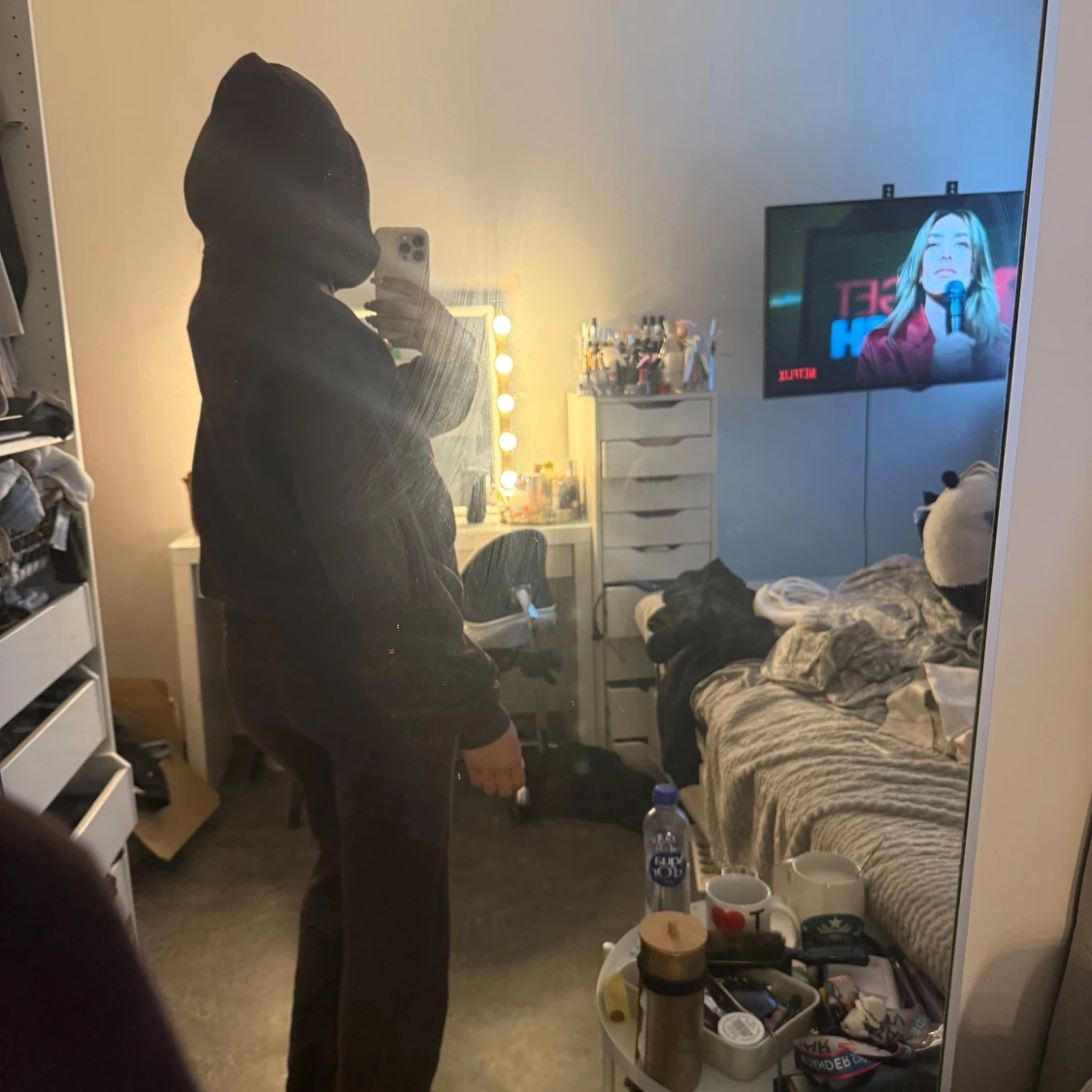 Svart hoodie med huva och ficka - 2