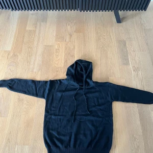 Svart hoodie med luva - Säljer en svart hoodie med luva. Tröjan har långa ärmar och en klassisk passform, perfekt för en avslappnad stil. Enkel och stilren design som passar till det mesta.