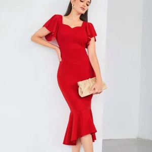 Röd volangklänning med v-ringning - Jätte snygg röd fest klänning me v-ringning både fram och bak. Ger en jätte fin form. Använd endast en gång så den är fortfarande i jätte bra skick och riktig bra material💗