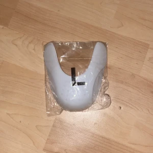 Vita skoinlägg för dina skor 🫵🏻 - Säljer ett par vita skoinlägg som hjälper till att hålla formen på dina skor. Perfekt för att undvika veck på tån och hålla skorna fräscha längre. Är enkla att använda.