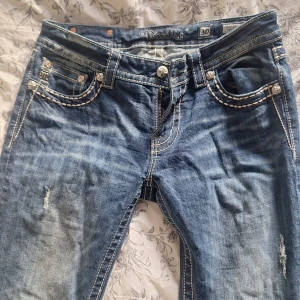 Miss Me jeans - Säljer mina Miss Me jeans då de inte används längre. Är lite lite slitna längst ner där jag har trampat på dem, kan skicka bild om det önskas. Köpta för 1100 i nyskick. Skriv för mått eller andra frågor🫶